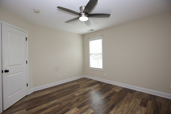 Building Photo - *Lease Special!* Fiber optic internet incl...