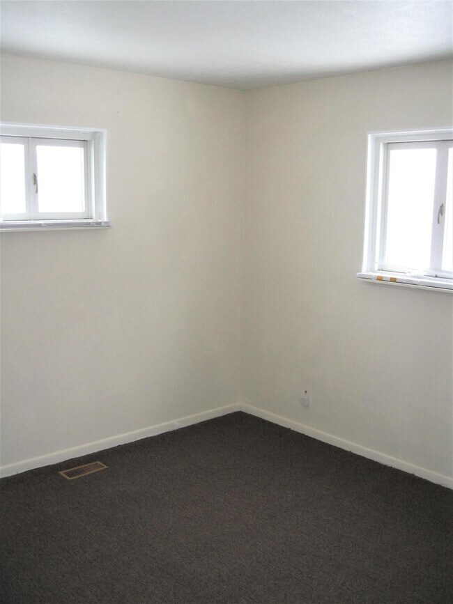 Building Photo - 1148 Fall River Rd