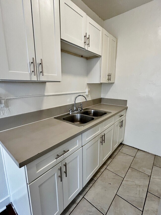 Building Photo - 1523 N McCadden Pl
