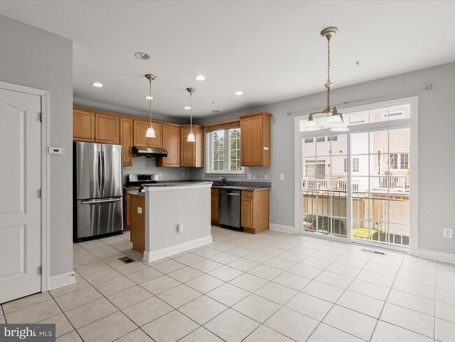 Building Photo - 563 Pelican Ave