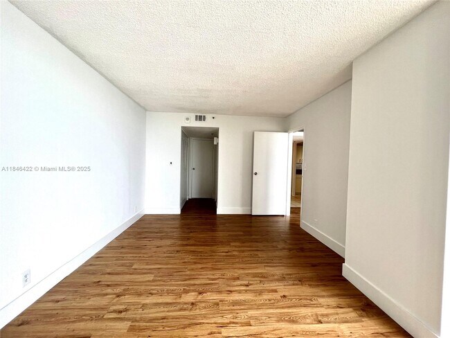 Building Photo - 7601 E Treasure Dr