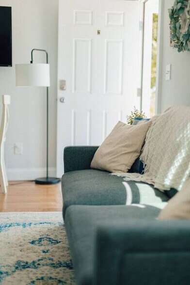 Building Photo - 905 Hill St