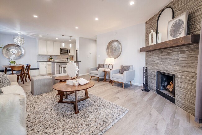 Building Photo - Advent - Low Deposit W/ Laundry & Parking!