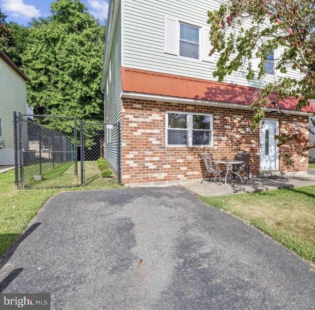 Building Photo - 513 Corinthian Ave