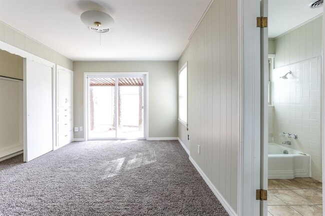 Building Photo - 401 E 7th St