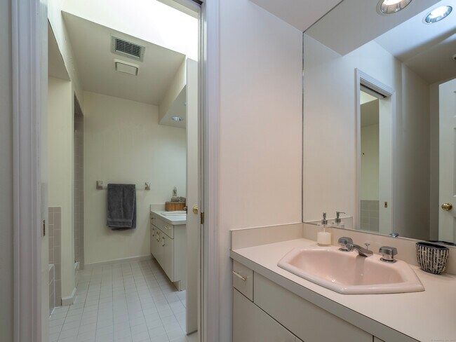 Building Photo - 12 Boulevard Dr