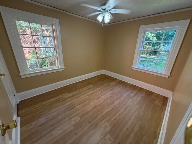 Building Photo - Charming 3 Bedroom Historic Cottage in Capitol Heights!