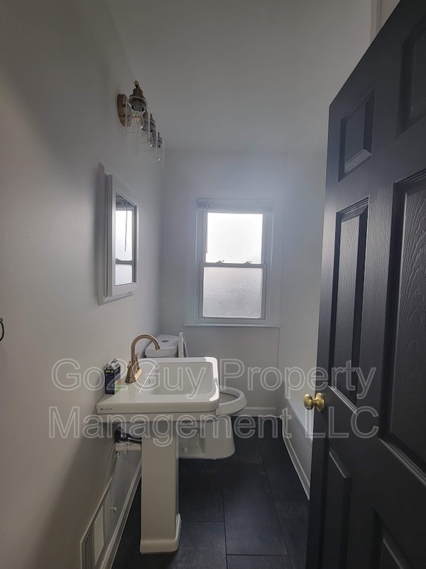 Building Photo - 19945 Greenview Ave