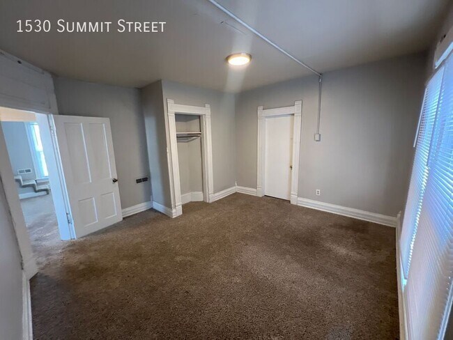 Building Photo - 1530 Summit St