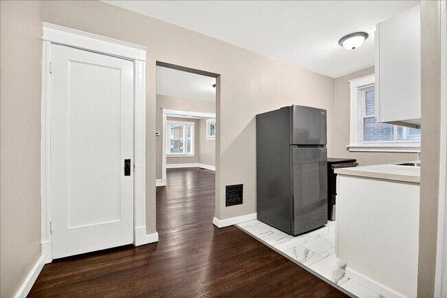 Building Photo - Sh'Cuuute!