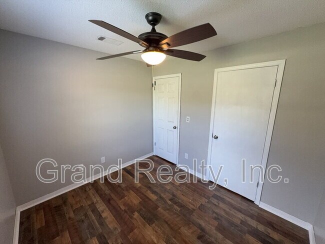 Building Photo - 5621 Lia Dr