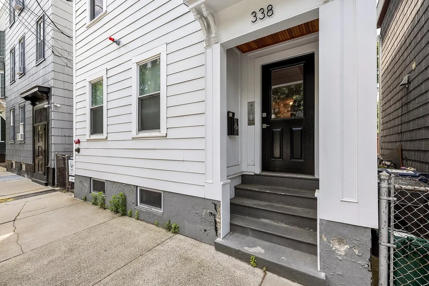 Building Photo - 338 Hurley St