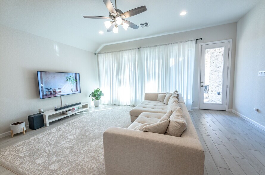 Building Photo - 14336 Apache Wls