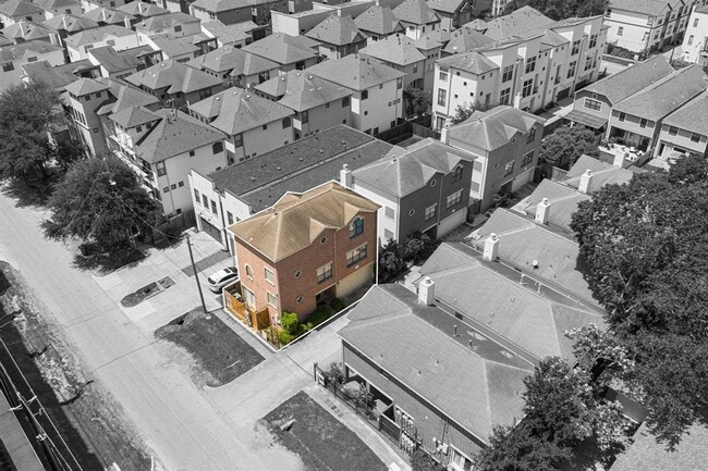 Building Photo - 917 W 21st St