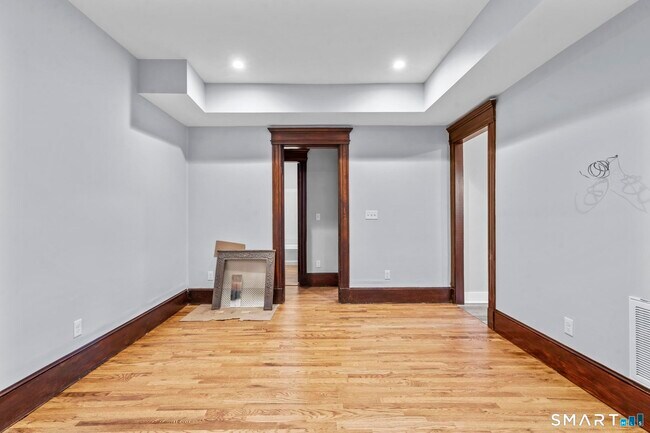Building Photo - 548 Ferry St