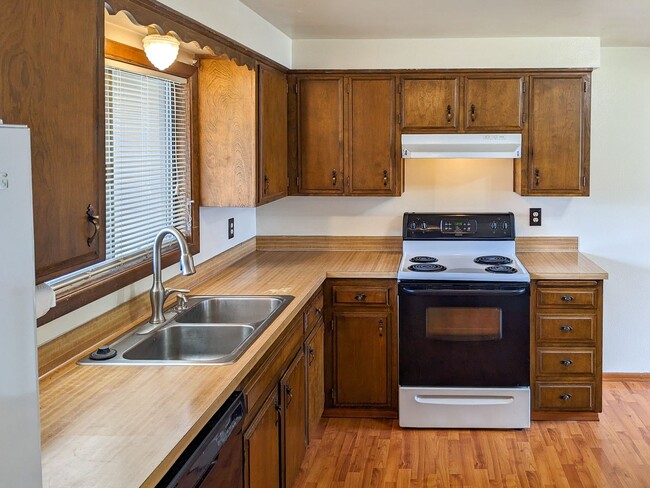 Building Photo - 1613 River Rock Dr NE