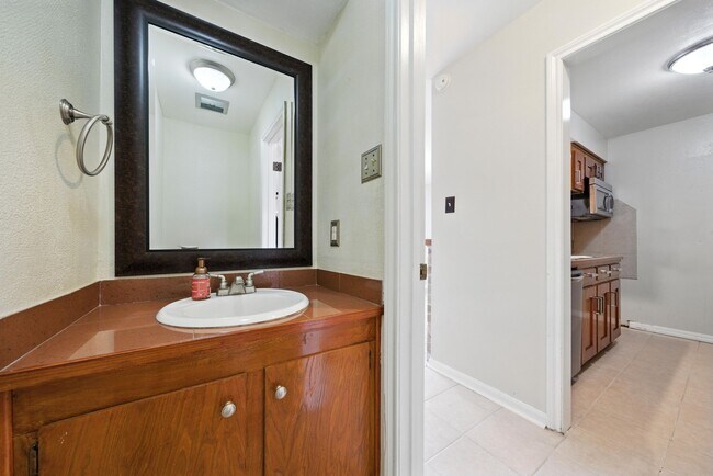 Building Photo - 10666 Hazelhurst Dr