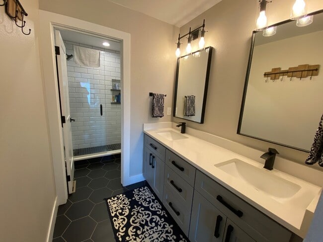 Building Photo - Modern 2 Bed | 3.5 Bath Townhome with Bonu...
