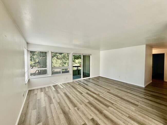 Building Photo - Beautiful 2 bed, 2 bath Shoreline Condo, $2400/mo.