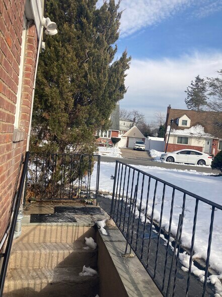 Clear walkway street parking - 764 Lenore Ln