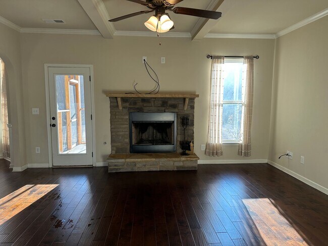 Building Photo - 549 W Holloway Dr