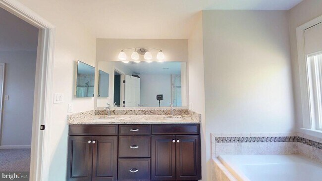 Building Photo - 14 Palace Ln