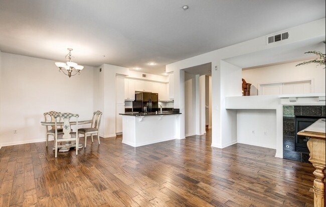 Open living - kitchen area - 820 Harbor Cliff Way