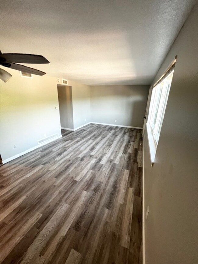 Building Photo - Beautiful 2 bedroom remodel in Manitou Spr...