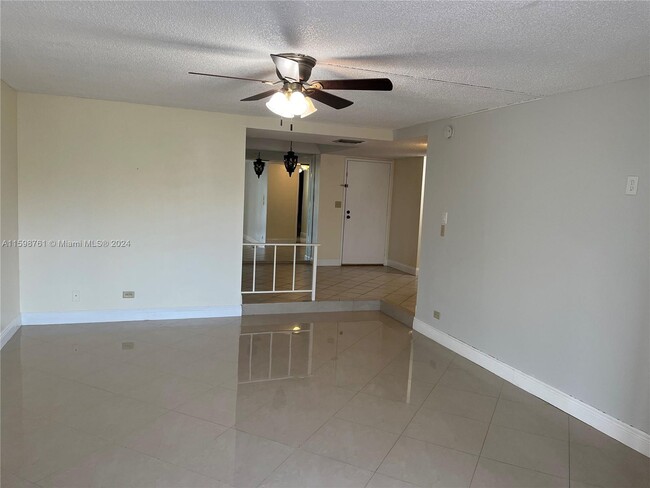 Building Photo - 3730 Inverrary Dr