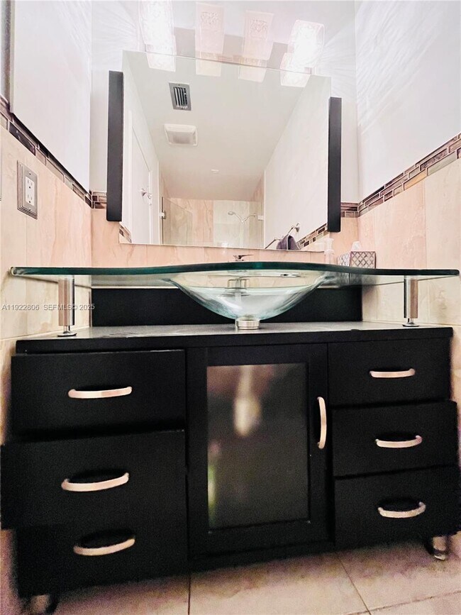 Building Photo - 253 Poinciana Island Dr