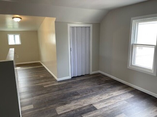 Building Photo - 3 bed 1 bath bungelow in Harper Woods with attached garage and basement