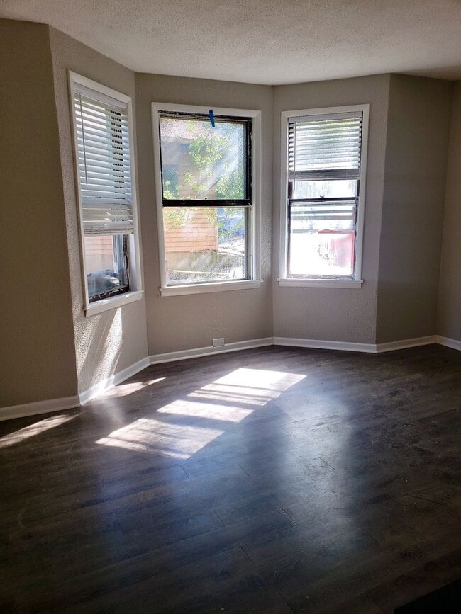 Building Photo - *** Bellevue * Lovely & Large 3 Bedroom House * Pet Friendly * Renovated & Spacious * Granite & S...