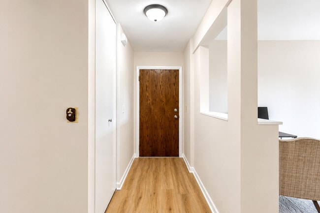 Building Photo - 530 Shorely Dr
