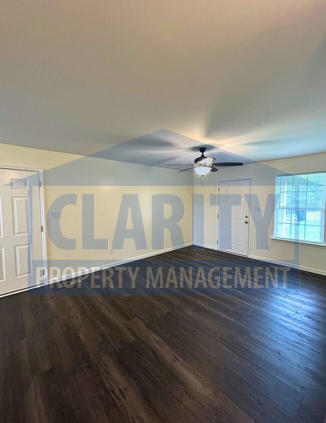 Building Photo - Two bedroom townhome w/garage!