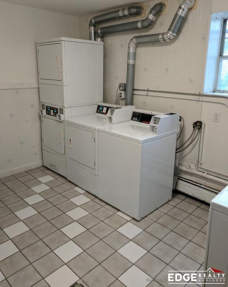 Building Photo - 804 Centre St