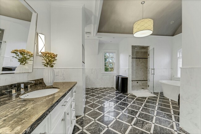 Building Photo - 373 Hardenburgh Ave