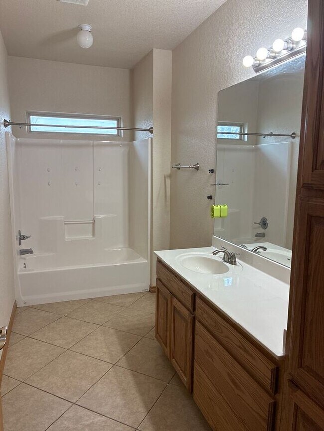 Building Photo - 5BR/3BA w/ Fenced Yard + Covered Parking in Seguin, TX