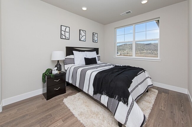 Building Photo - 3 Bedroom | 3 Baths | plus large loft | 20...