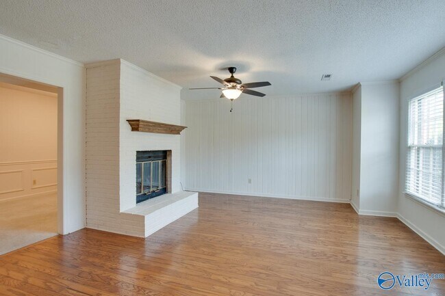 Building Photo - 1008 Heatherwood Dr SE
