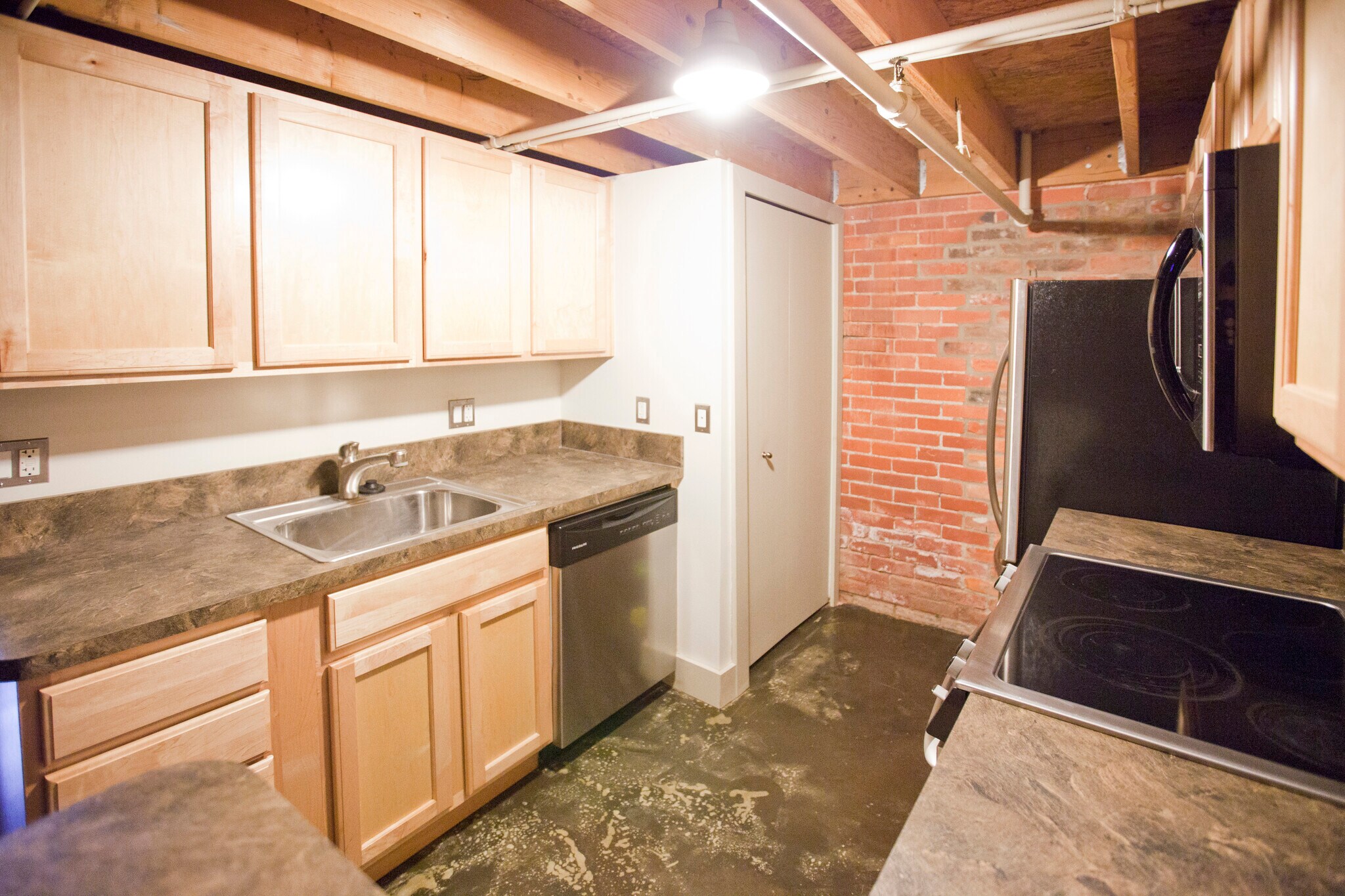 Building Photo - 6533 E Jefferson Ave