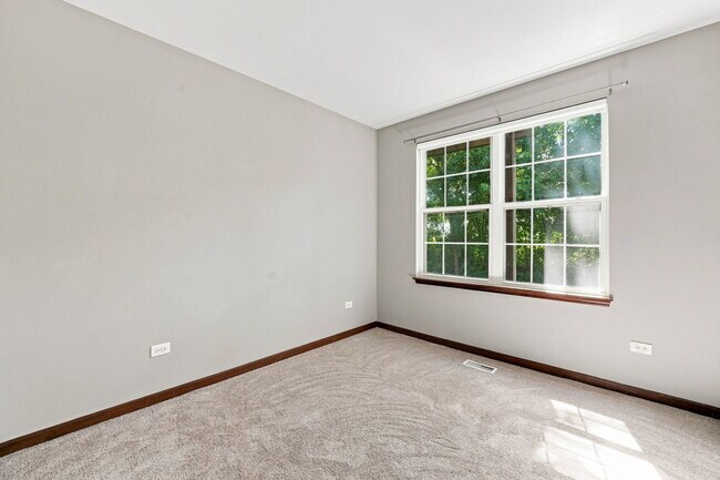Building Photo - 2532 Oneida Ln