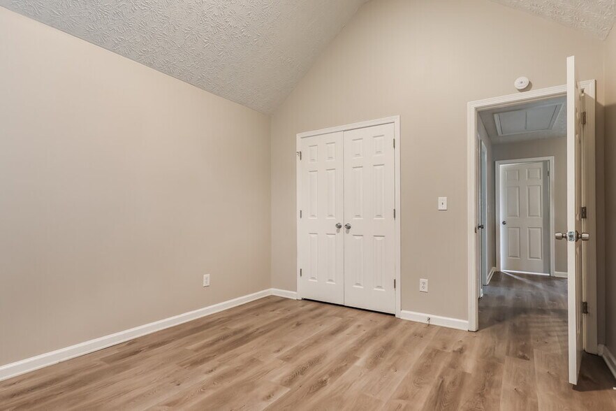 Building Photo - 550 Gardinia Dr