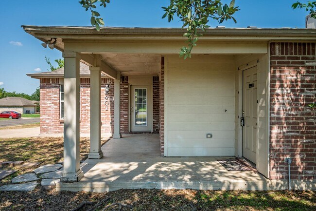 Building Photo - 2401 Haven Dr
