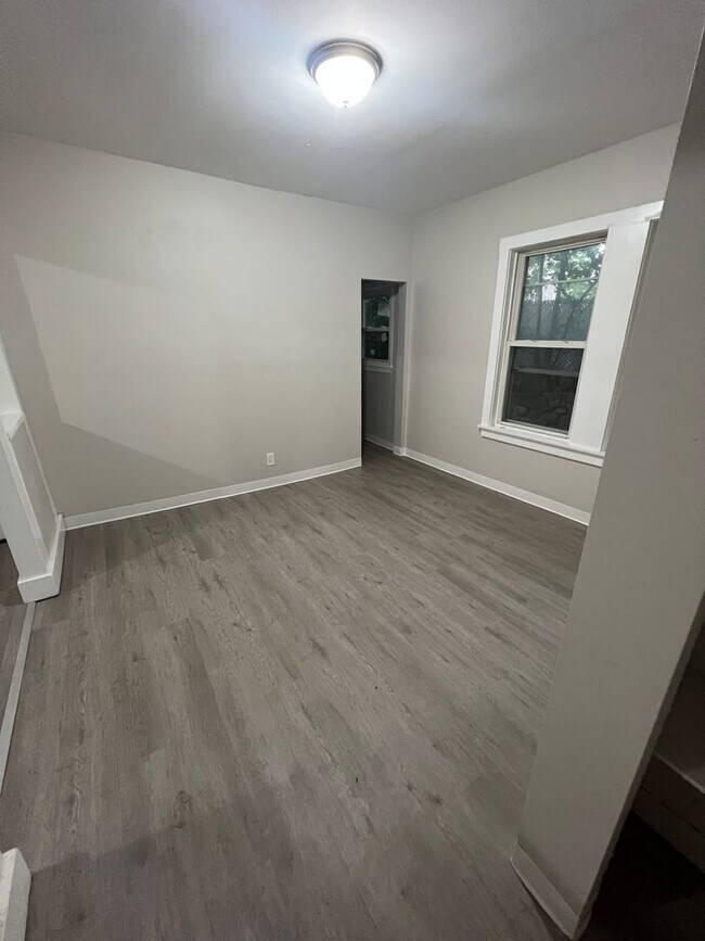 Building Photo - 33-35 Gill Avenue