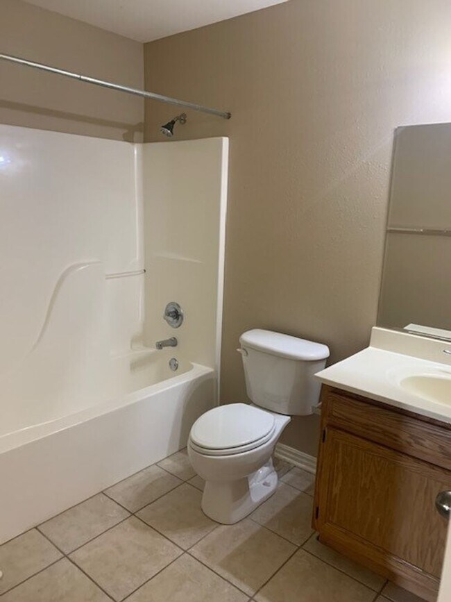 Building Photo - Cozy home in a convenient location.