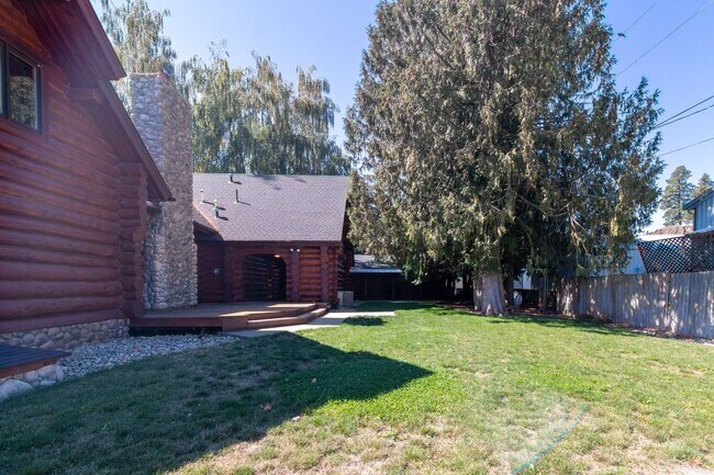 Building Photo - Luxury secondary Lake Property offering 3 beds 2.5 baths and bonus space