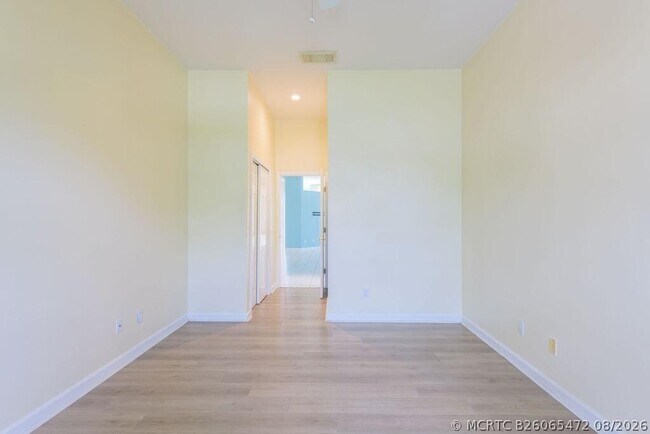Building Photo - 546 SW New Castle Cove