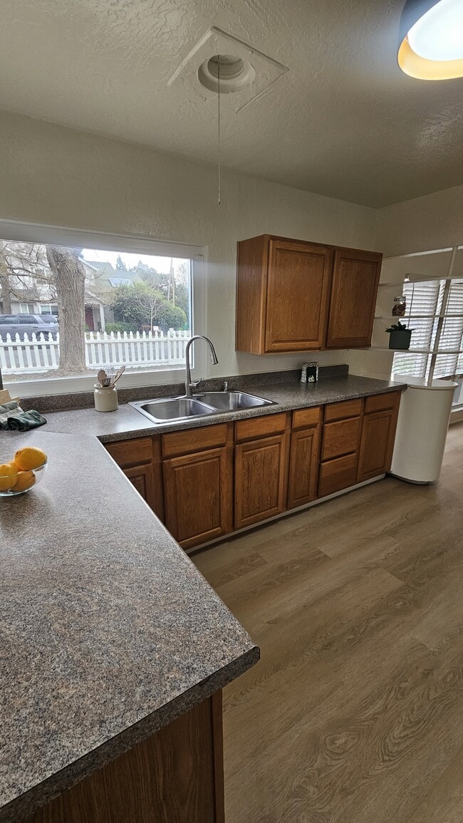 Building Photo - 476 E 7th Ave