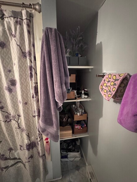 Building Photo - 4325 N Wolcott Ave