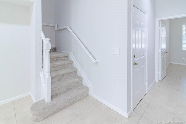 Building Photo - 356 SE Bloxham Way